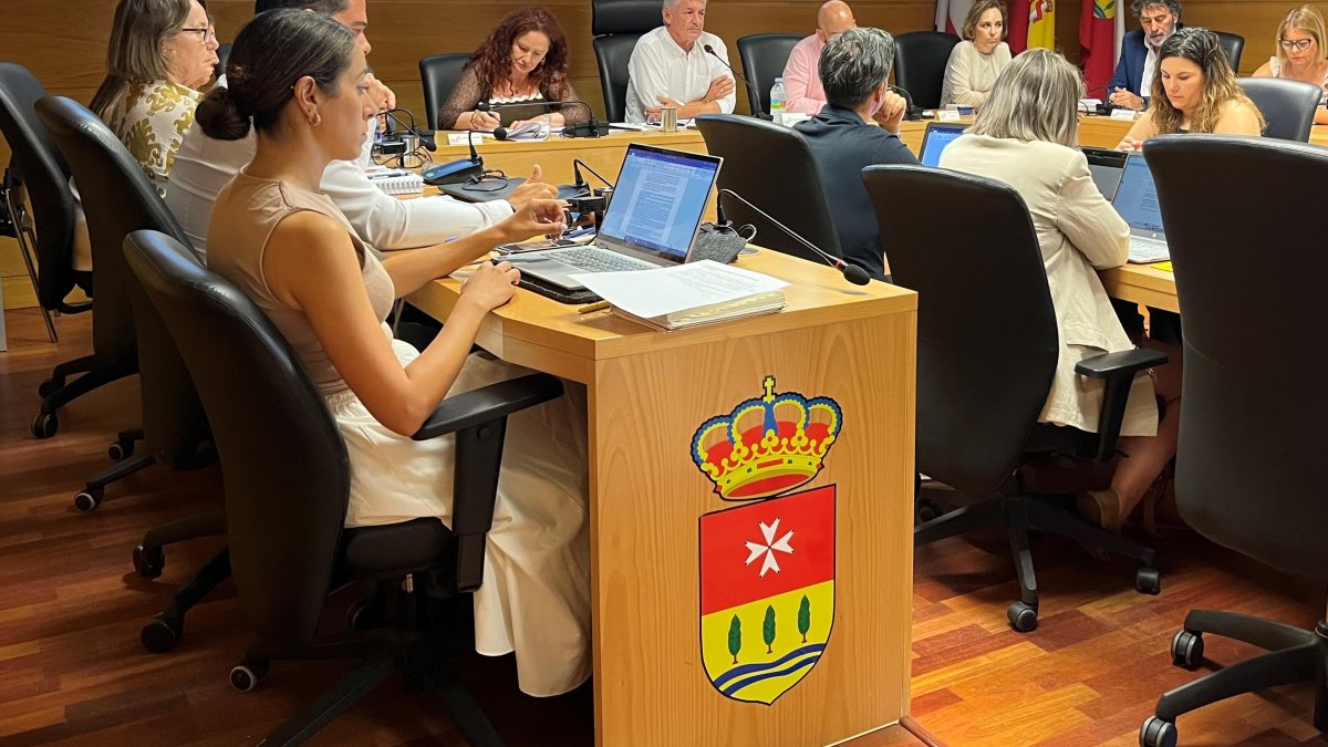 Pleno del Ayuntamiento de Arroyo de la Encomienda en el que se aprobó la bajada de impuestos.