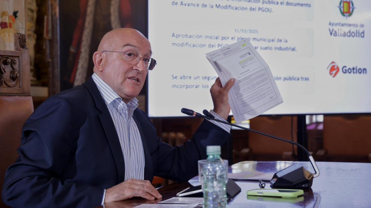 El alcalde de Valladolid, Jesús Julio Carnero, muestra un papel de la modificación del PGOU para acelerar la implantación de Gotion.