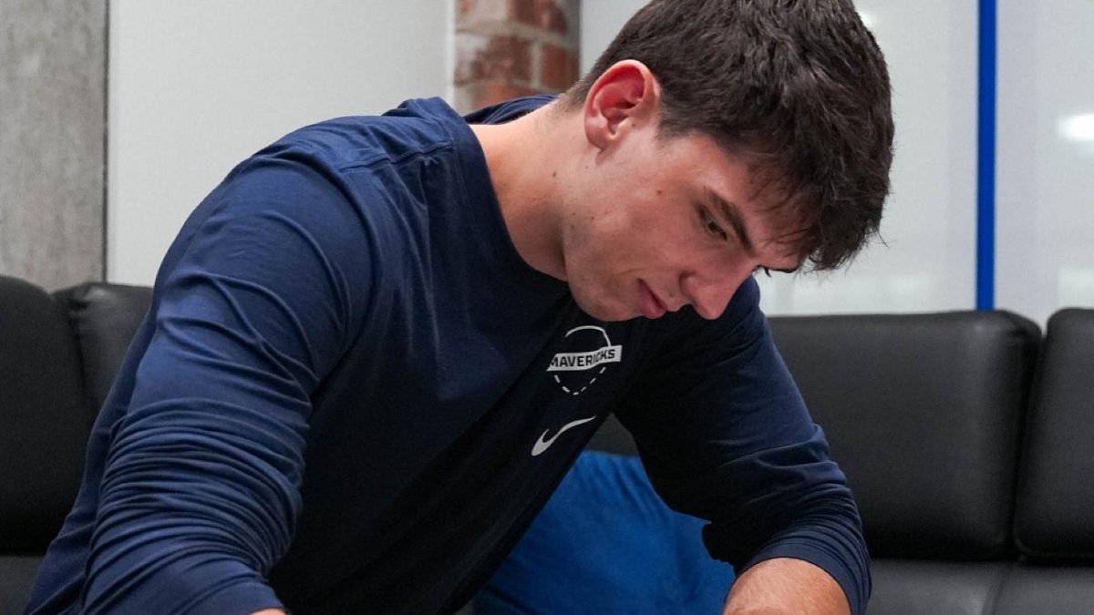 Sergio De Larrea firma su contrato con los Dallas Mavericks.