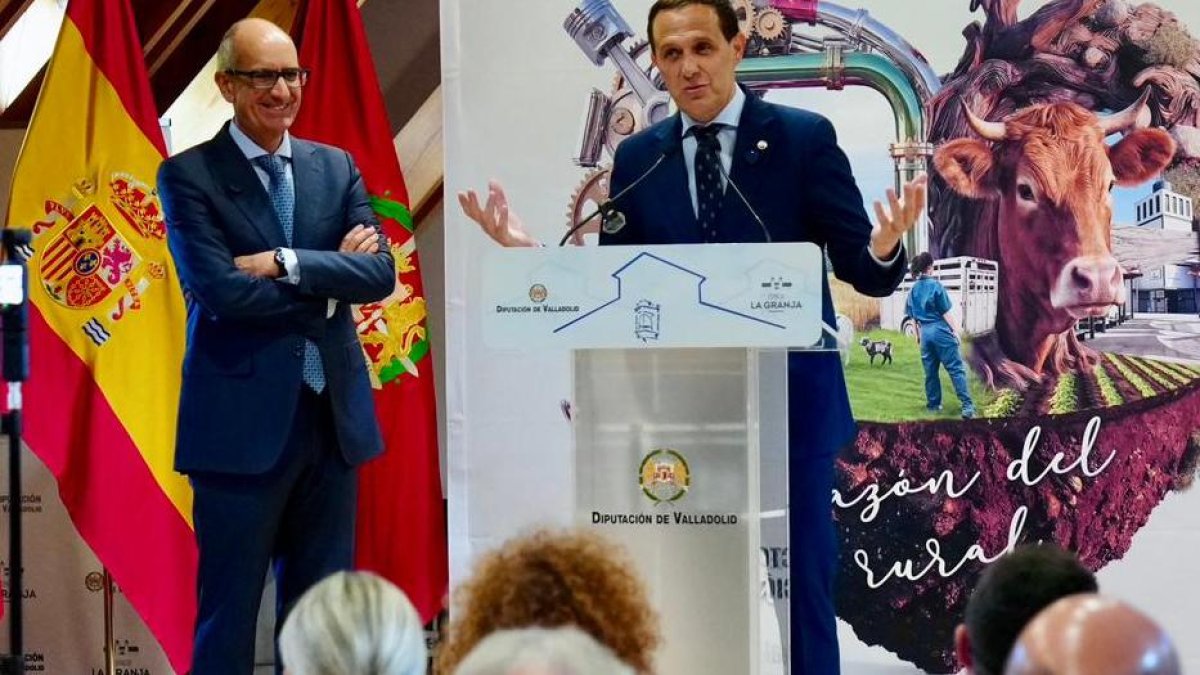 El presidente de la Diputación de Valladolid, Conrado Íscar,; y el presidente de la Diputación de Salamanca, Javier Iglesias, durante la presentación
