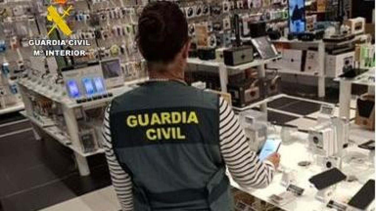 Un agente de la Guardia Civil realiza una investigación.
