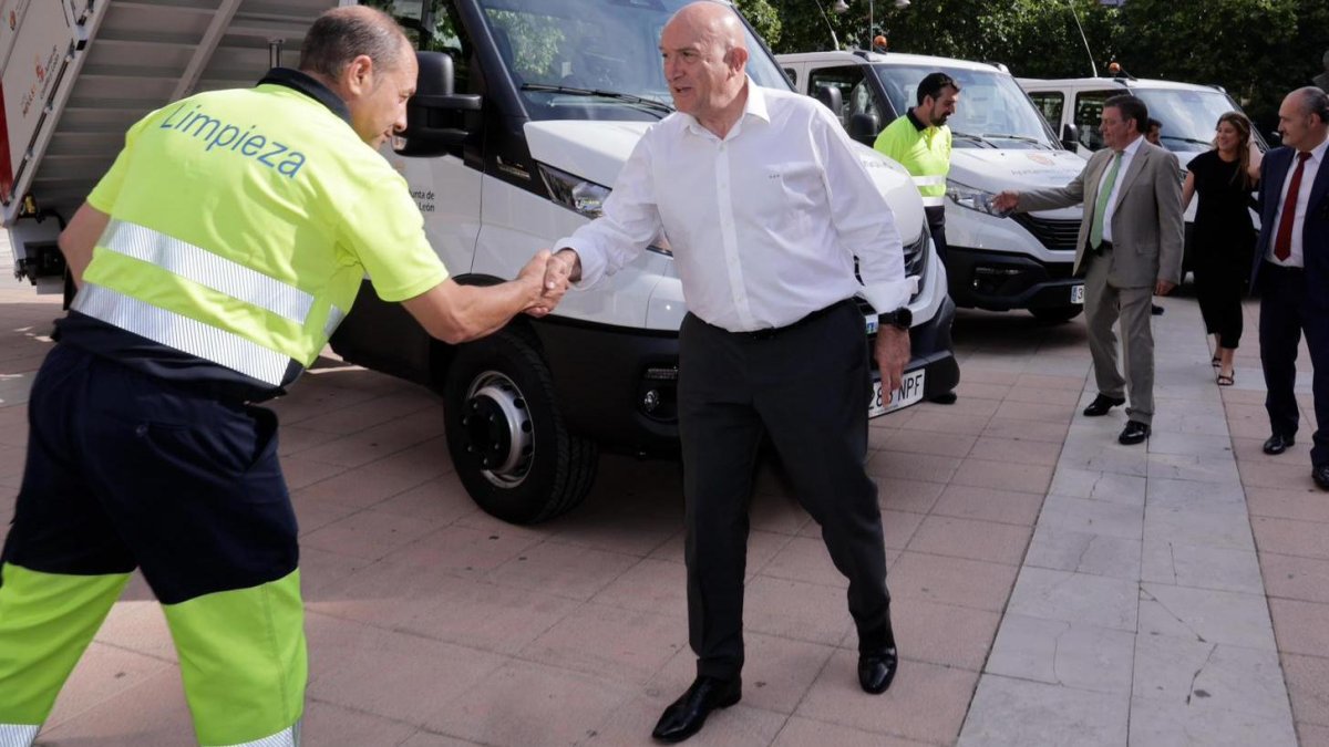 Carnero saluda a uno de los trabajadores del servicio de Limpieza de Valladolid.