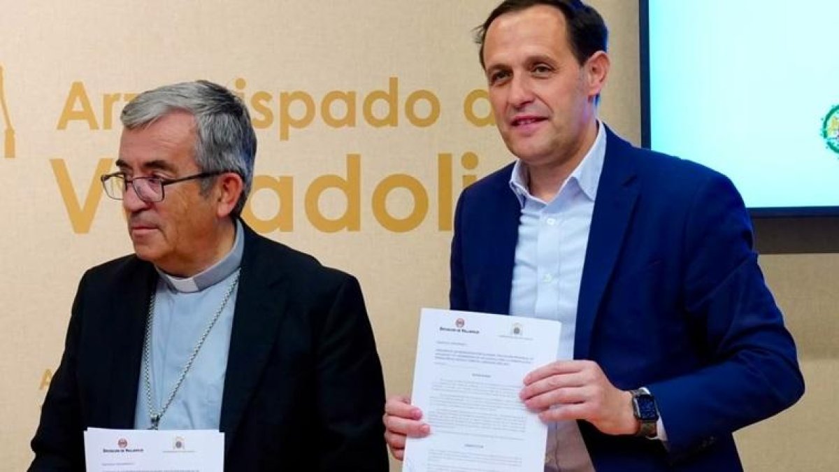 El Arzobispo de Valladolid, monseñor Luis Argüello, y el presidente de la Diputación Provincial, Conrado Íscar, firman el convenio