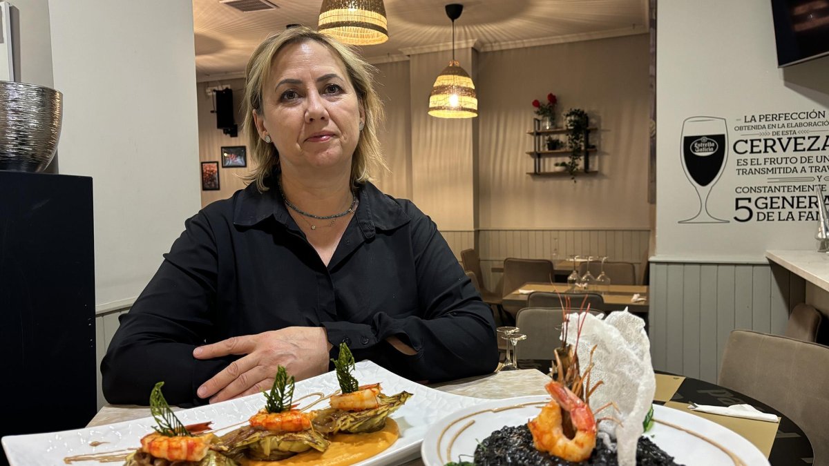 Ángela Vanzeac posa con dos de los platos que elabora en su restaurante.