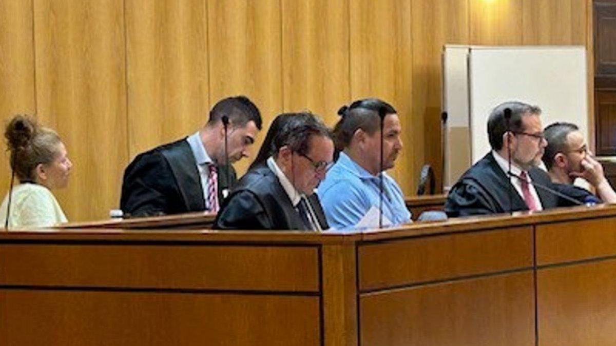 Banquillo de la Audiencia de Valladolid ocupado por los acusados y sus defensas.