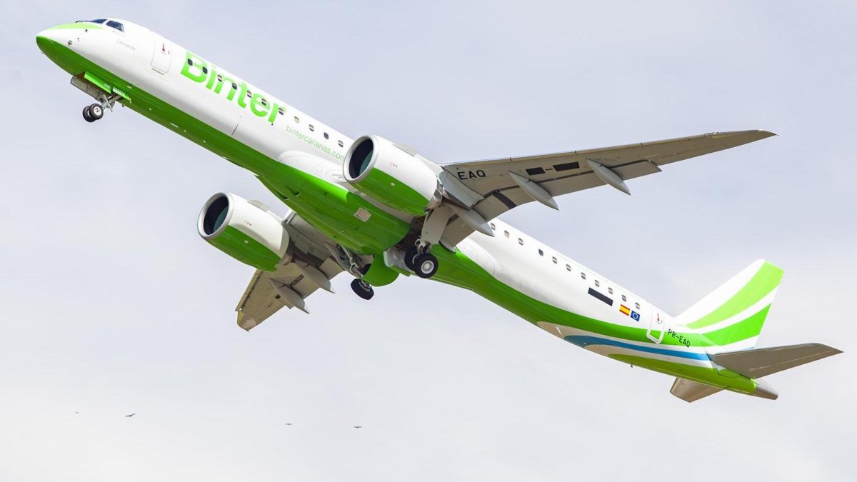 Avión de Binter tras despegar.