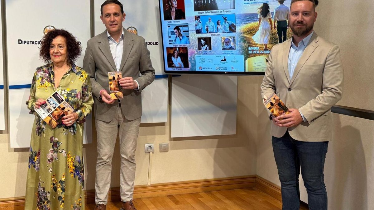 El presidente de la Diputación de Valladolid, Conrado Íscar, junto al alcalde del municipio, David de la Viuda, y la presidenta de la Fundación de Habaneras, Teresa Pérez Daniel.