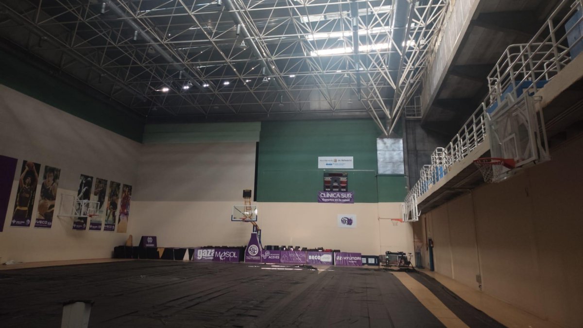 Vista del frontón de Pisuerga, con la lona cubriendo el parquet por la obra.