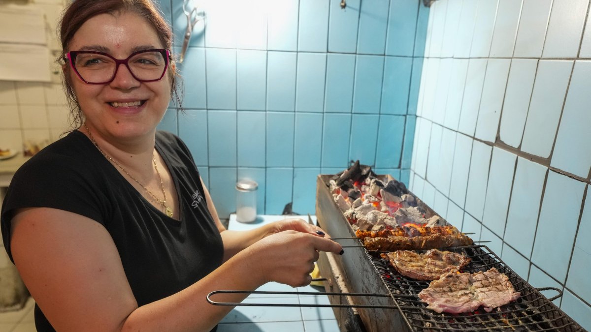Rocío enseña desde las brasas como prepara varios productos de la carta
