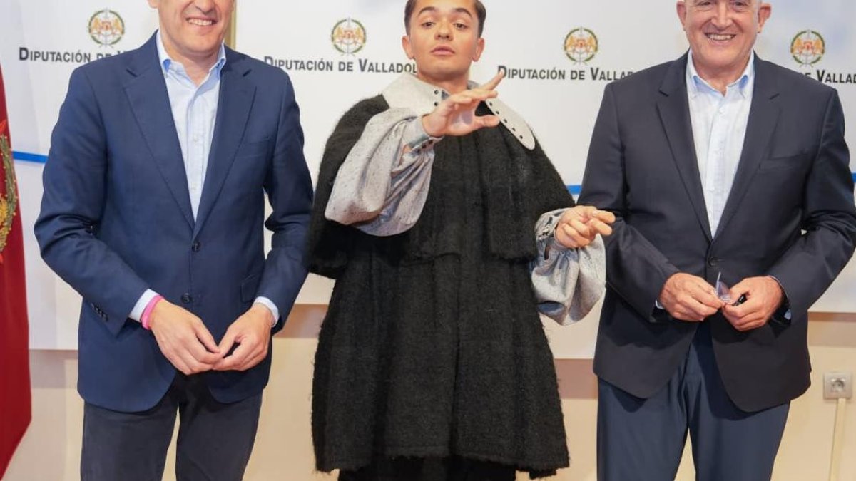 Conrado Íscar y Jesús Julio Carnero junto al monarca en la presentación de la programación