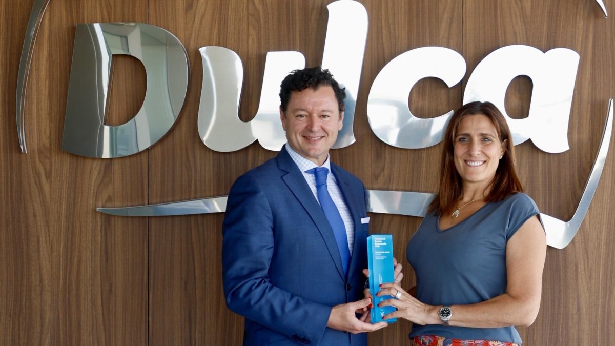 Noelia Serna García recibiendo el 'Premio Empresaria' en Castilla y León.