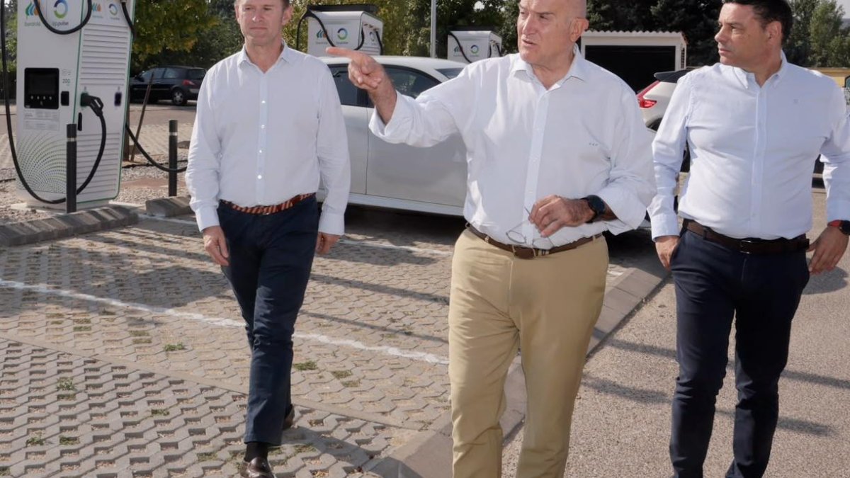 Miguel Calvo, Jesús Julio Carnero y Javier Barbero durante su visita a las instalaciones de Iberdrola.