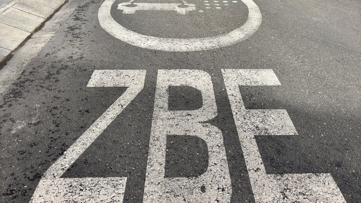 Señal de la zona de bajas emisiones en la plaza de Santa Cruz
