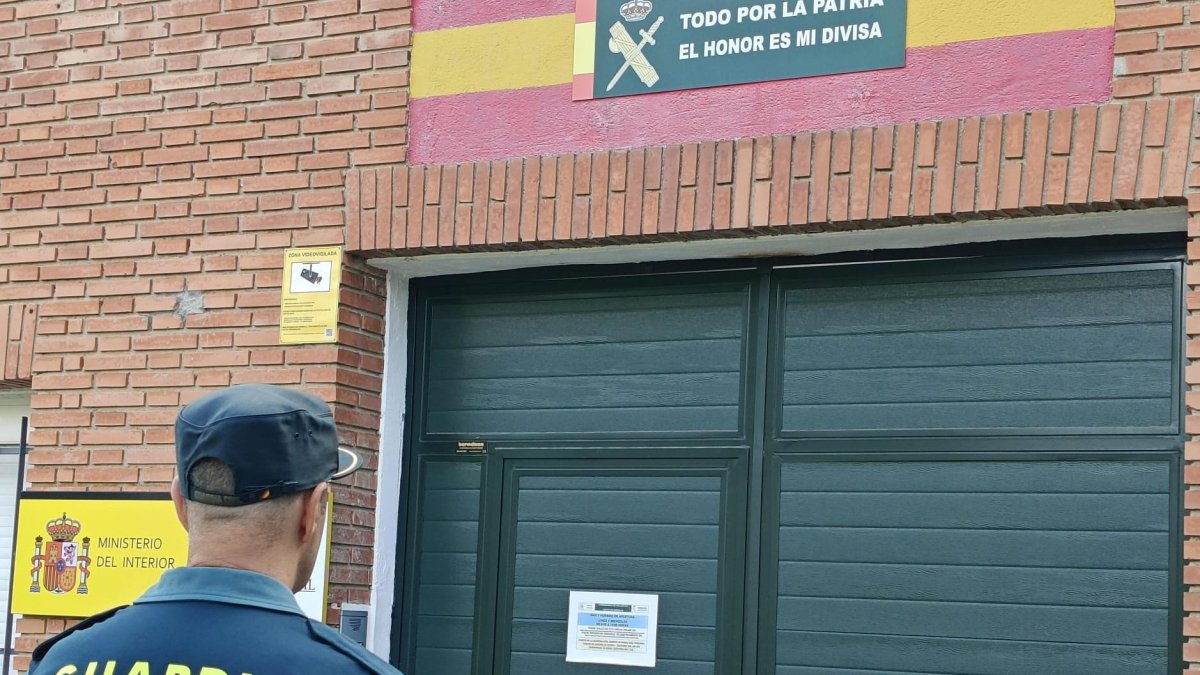 Imagen de archivo de un agente de la Guardia Civil en un cuartel.