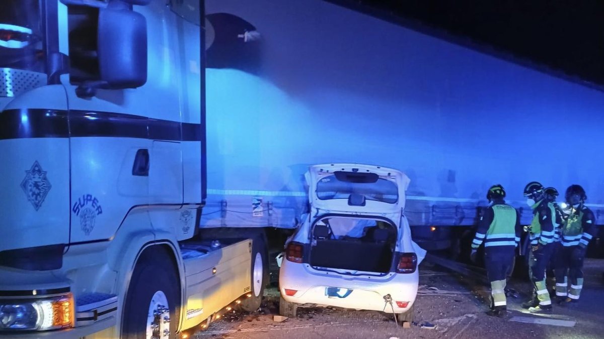 El coche metido debajo del camión en el accidente de la N-122 en Sardón de Duero en Valladolid.