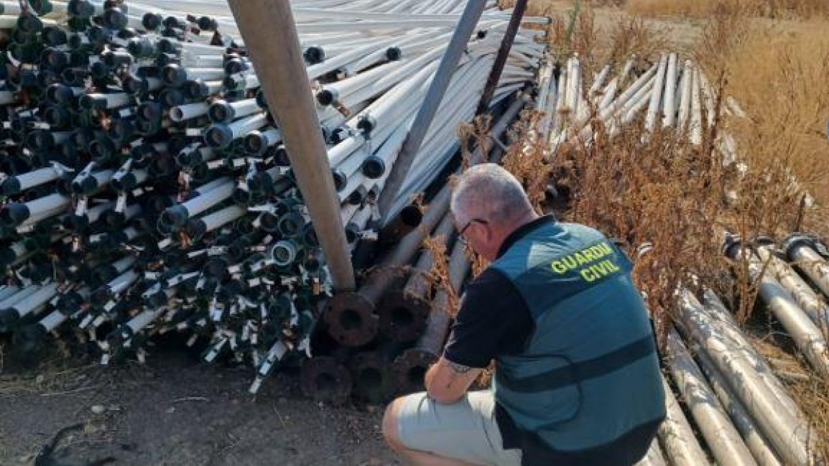 Agente de la Guardia Civil investiga los tubos de sondeo.