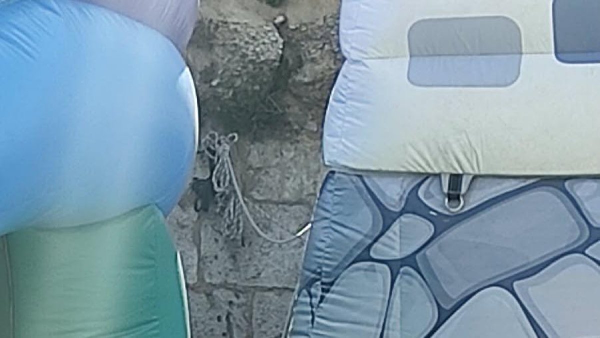 Anclaje colocado en el muro de la Catedral