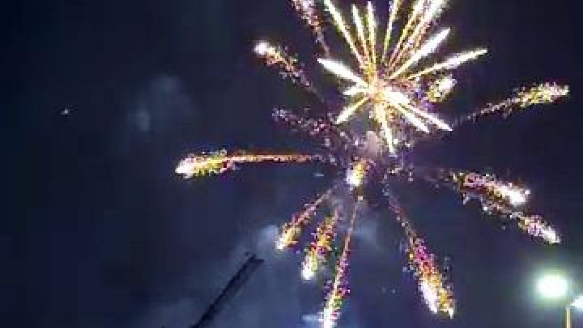 Los fuegos artificiales iluminan el cielo de Valladolid.