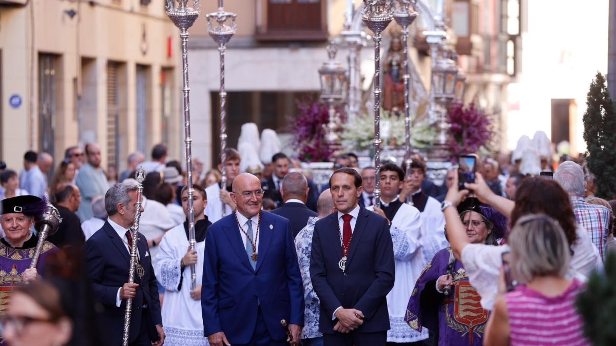 El alcalde, Jesús Julio Carnero, y el presidente de la Diputación, Conrado Íscar, durante la procesión de la Virgen de San Lorenzo