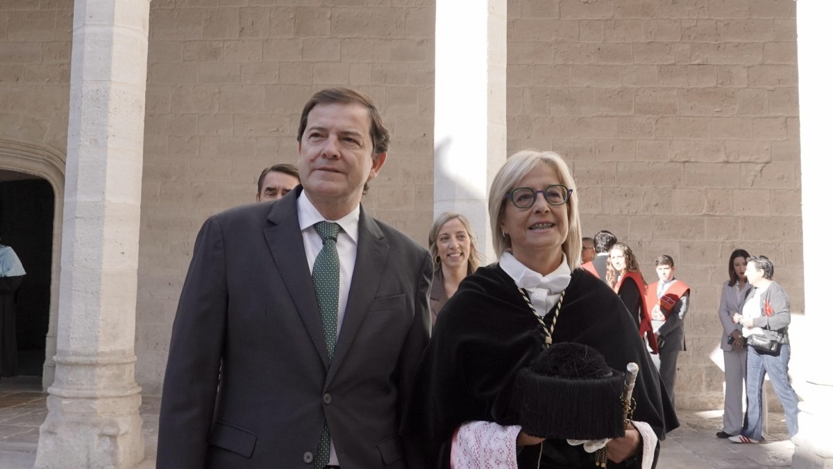 El presidente de la Junta, Alfonso Fernández Mañueco, participa en el acto de apertura del Curso Académico 2026-2027 de la UVa junto a rectora de la Universidad de Valladolid, Pilar Garcés