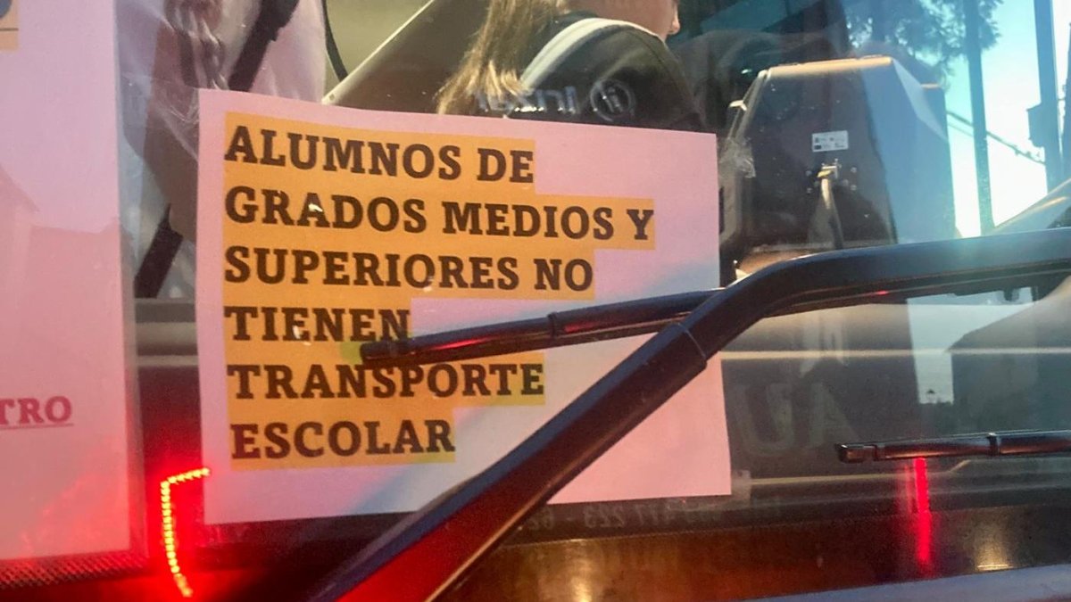 Cartel en el que se anuncia que los alumnos de FP no tienen transporte escolar.