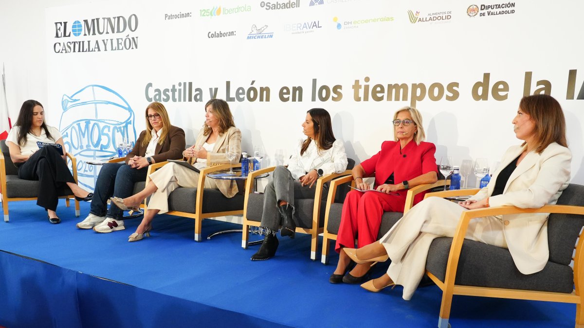 Alicia Calvo, Noelia González, Nuria González, Nuria Rubio, Pilar Garcés y Carmen San Martín, en la primera mesa del foro Somos Castilla y León.
