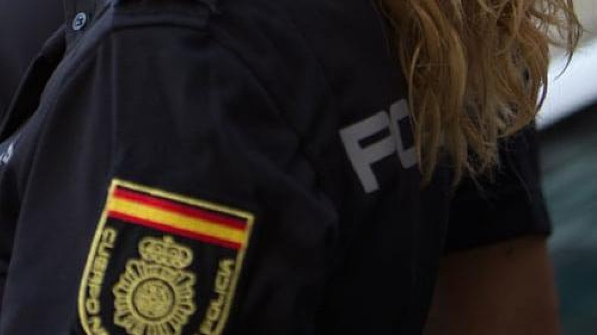 Un agente de la Policia Nacional