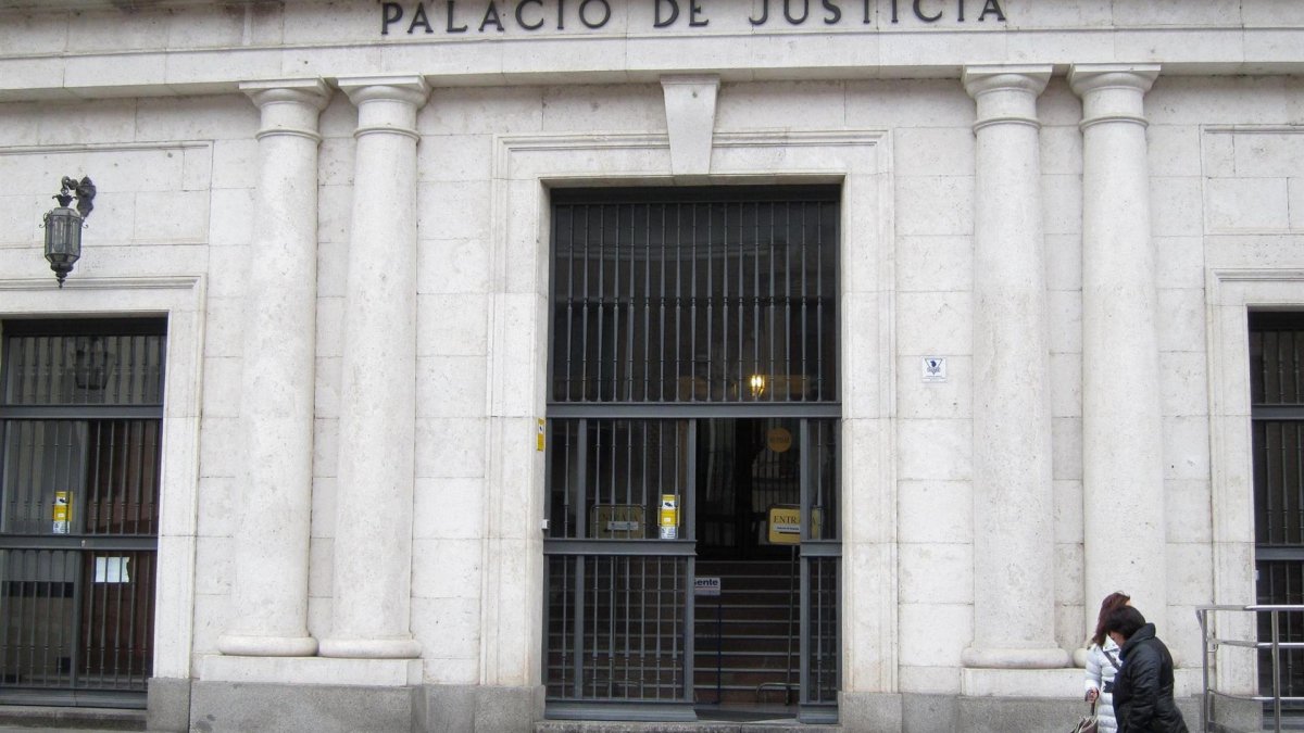 Acceso de entrada a la Audiencia de Valladolid.