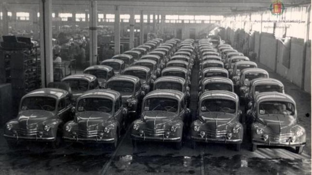 Nave de almacenamiento con vehículos Renault 4/4 en FASA ya en el año 1955.