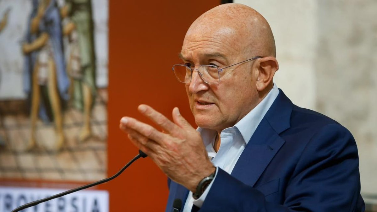 El alcalde, Jesús Julio Carnero, durante la presentación de la exposición 'La Controversia de Valladolid' este miércoles