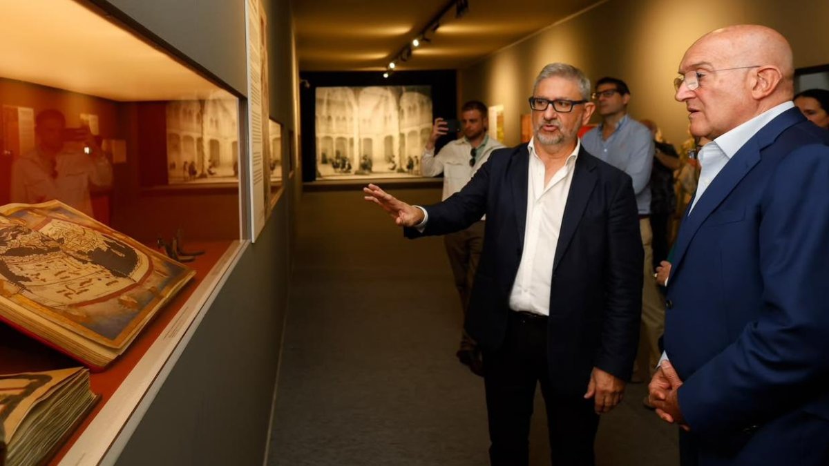 Eduardo Pedruelo y Jesús Julio Carnero recorren la exposición de la Controversia de Valladolid.