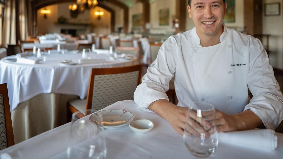 Javier Martinez, en el salón del restaurante del Parador de Benavente