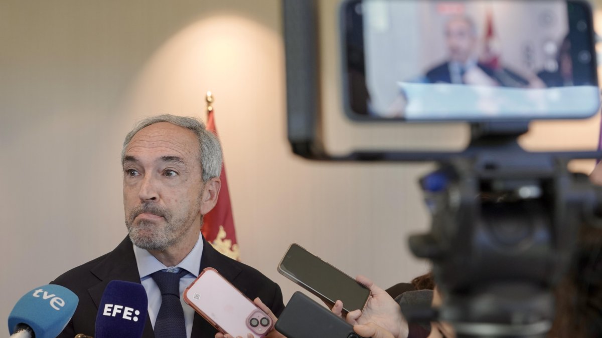 El consejero de Cultura, Turismo y Deporte José Alberto Díaz Pico, atiende a los medios de comunicación.