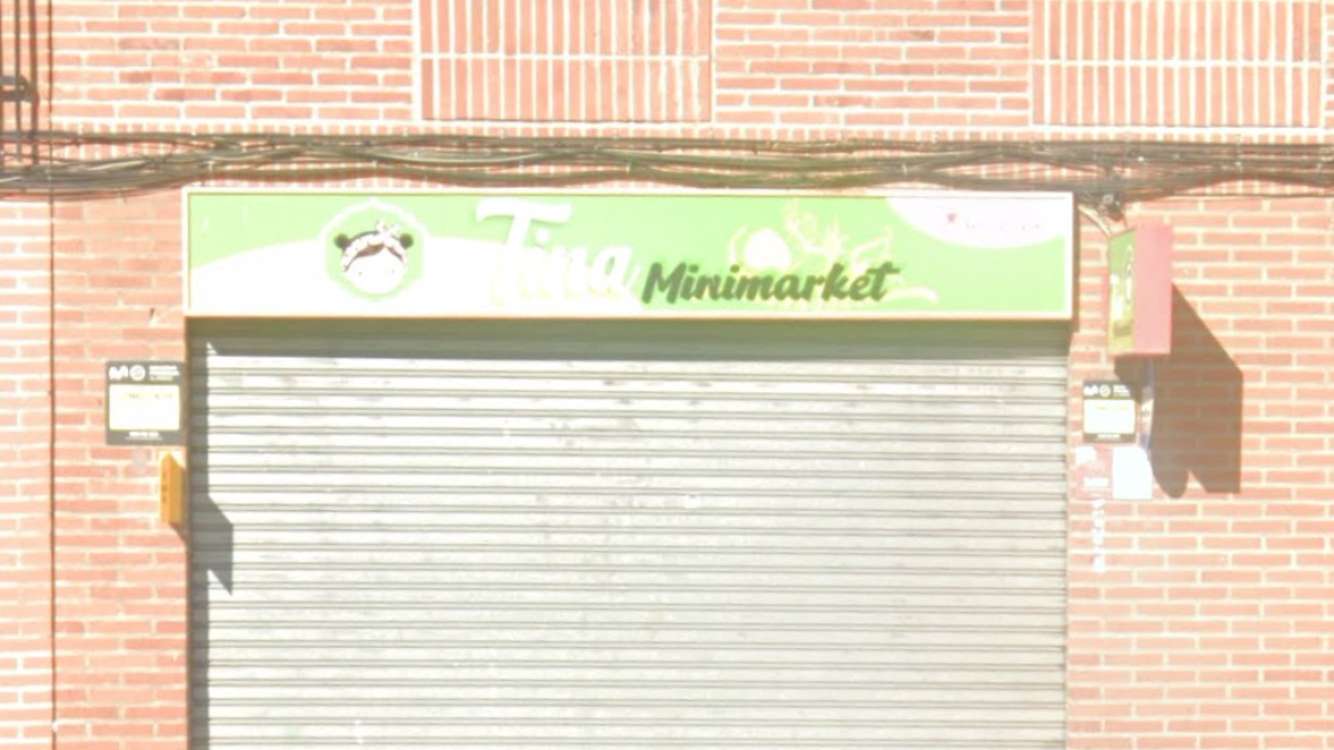 Fachada del supermercado donde ocurrió el atraco situado en la Avenida. Portugal,de la localidad de Tordesillas, en Valladolid