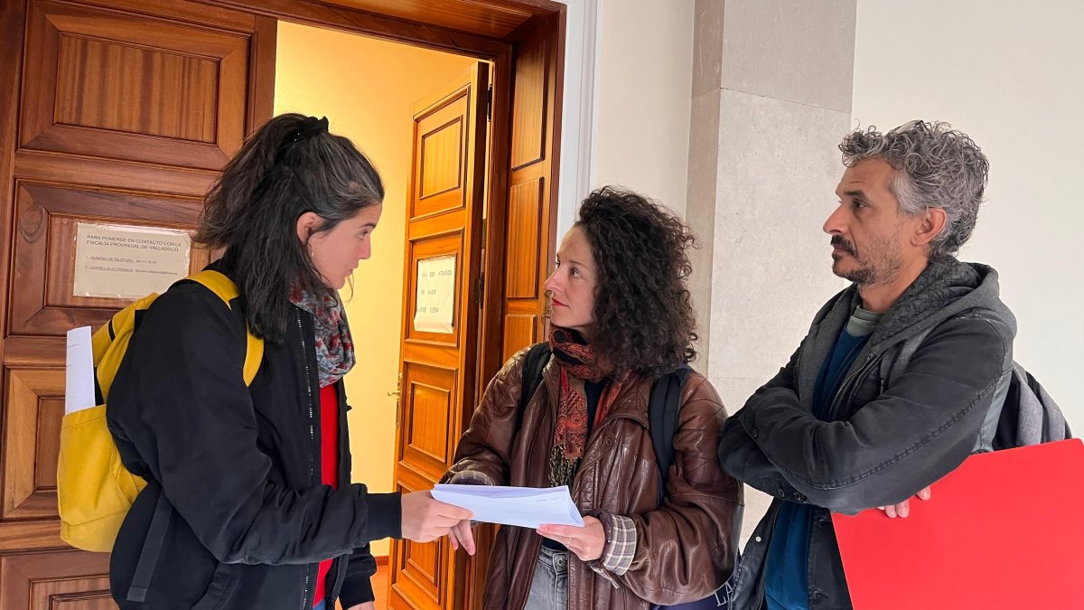 Alba Muñoz, María San Miguel y Pablo Rodríguez presentan su denuncia en Fiscalía.