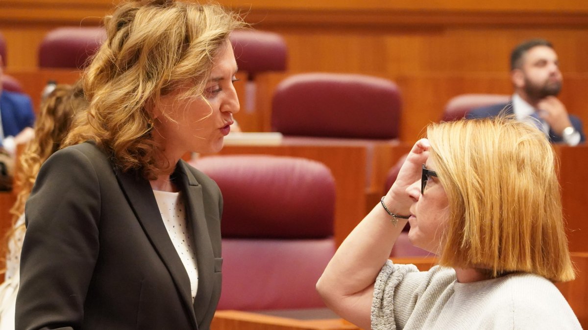 María Pardo, junto a la socialista Paloma Ramírez en el pleno de las Cortes de Castilla y León del 20 de octubre.