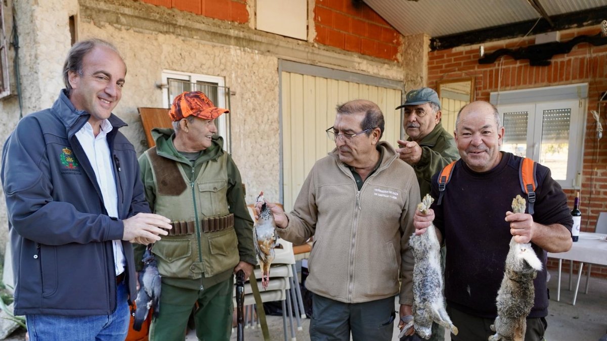 Pino participa en la apertura de la temporada general de caza menor, en Alaejos.