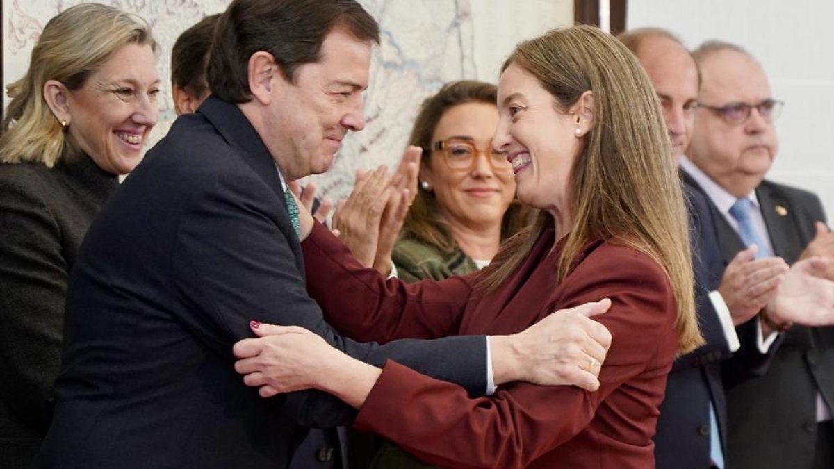 El presidente de la Junta de Castilla y León, Alfonso Fernández Mañueco, y la nueva Consejera de Educación, María del Valle Ares.