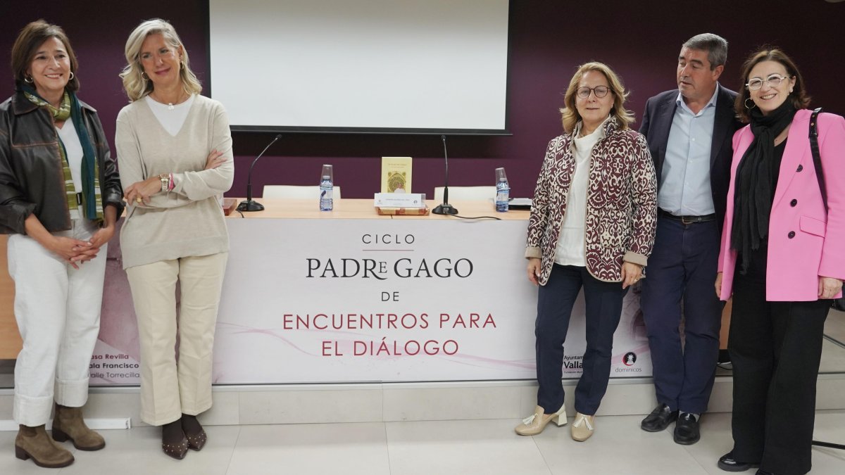 María Paz de la Puente, Irene Carvajal, Elsa González, Pablo Lago y Fermina Alonso del Teso en la Casa Revilla.