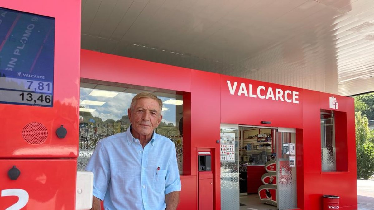Pepe Valcarce en la primera gasolinera que puso en marcha junto a su hotel en Vega de Valcarce, junto a la Nacional VI.- P.R.L.