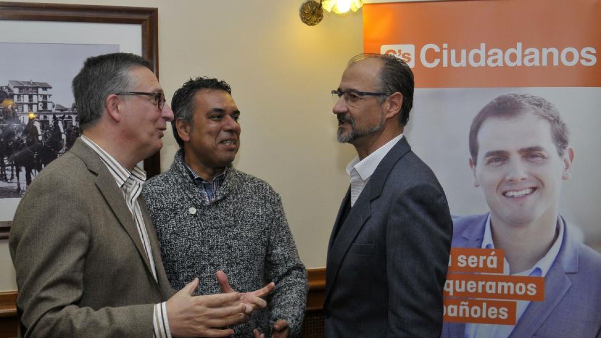 a D) El candidato al Congreso,Javier Rodríguez Recio; el candidato al Senado Juan Luis López y el portavoz de C´S en las Cortes, Luis Fuentes en Segovia minutos antes de la reunión con ciudadanos e integrantes del partido-Ical