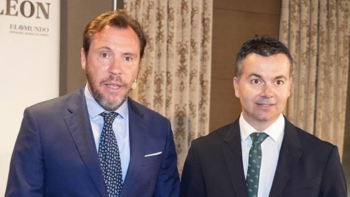 El alcalde y candidato del PSOE a la Alcaldía de Valladolid, Óscar Puente, junto al ministro de Industria, Comercio y Turismo, Héctor Gómez. Club de Prensa El Mundo - Conversaciones Políticas con Óscar Puente. -J.M. LOSTAU
