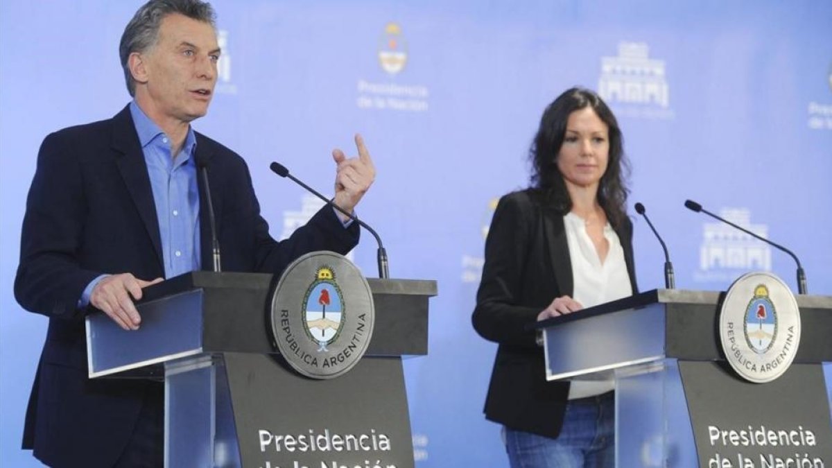 Macri (izq) habla durante una rueda de prensa junto a la ministra de Desarrollo Social, Carolina Stanley, este miércoles, en Buenos Aires.-EFE / VICTOR CARREIRA