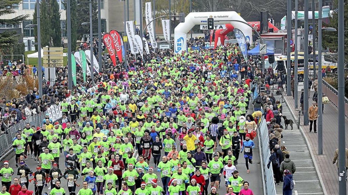 Vista panorámica de la multitudinaria salida de la VSan Silvestre ‘Ciudad  de Valladolid.-M. ÁLVAREZ