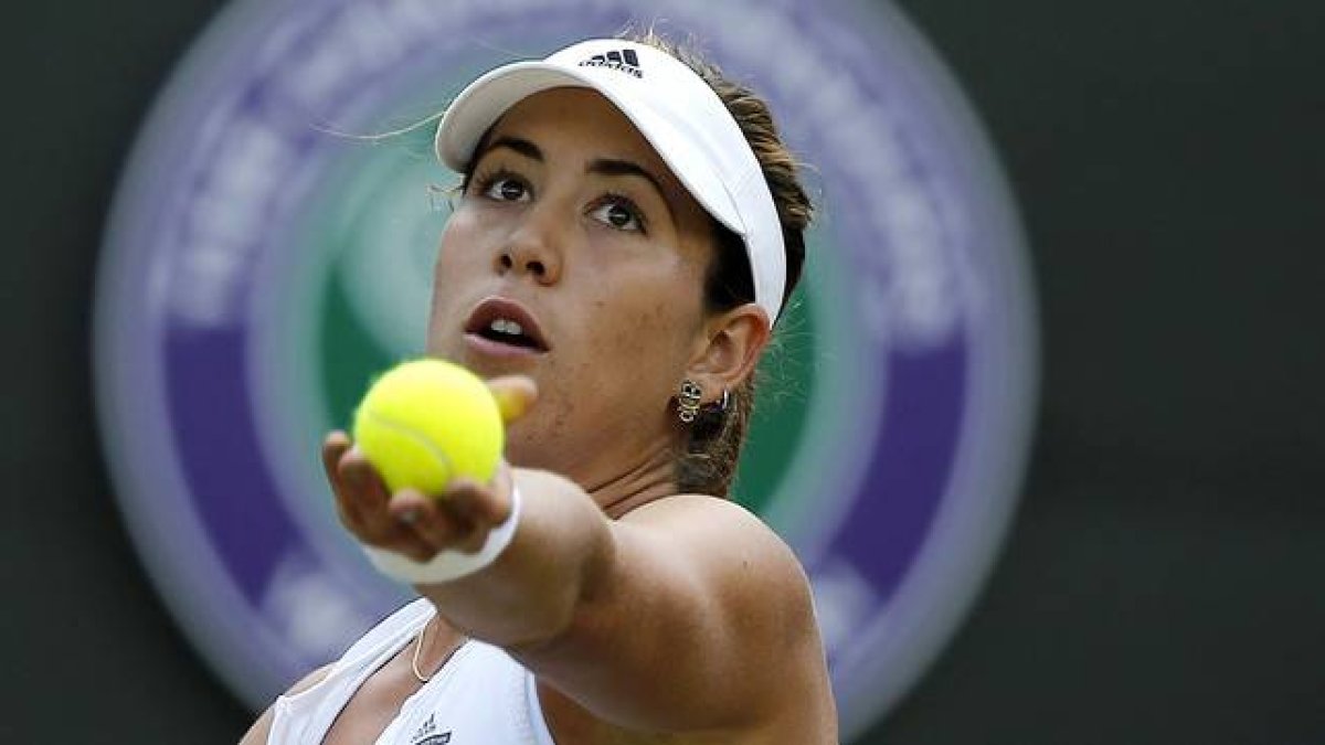 Garbiñe Muguruza se dispone a sacar, durante el partido contra Timea Bacsinszky, en cuartos de final de Wimbledon.-Foto: AFP / ADRIAN DENNIS