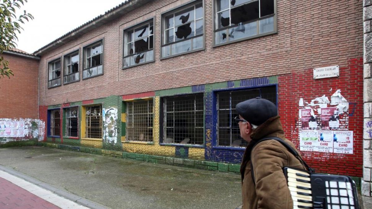 Colegio San Juan de la Cruz del barrio de Rondilla.-ICAL