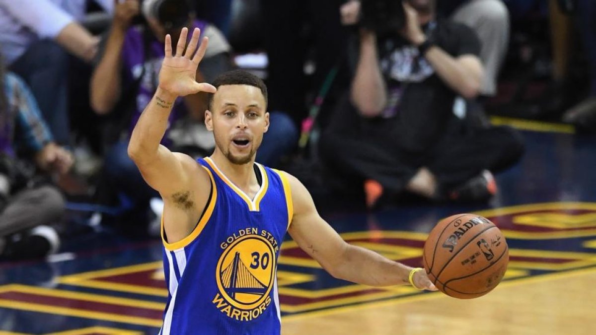 Stephen Curry, durante una jugada del cuarto partido de la final de la NBA disputado entre los Golden State Warriors y los Cavaliers de Cleveland.-AFP / JASON MILLER
