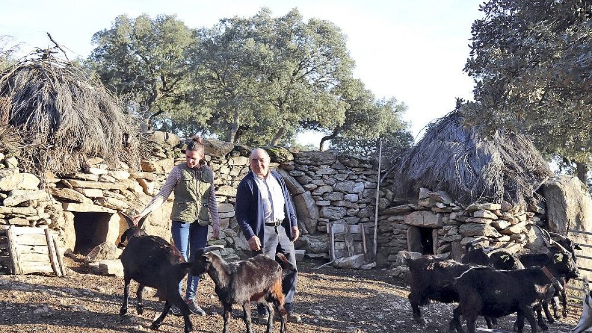 Inés Luengo y Ángel Carrascal con dos ejemplares de la raza en peligro, Agrupación de las Mesetas.-CABRERO