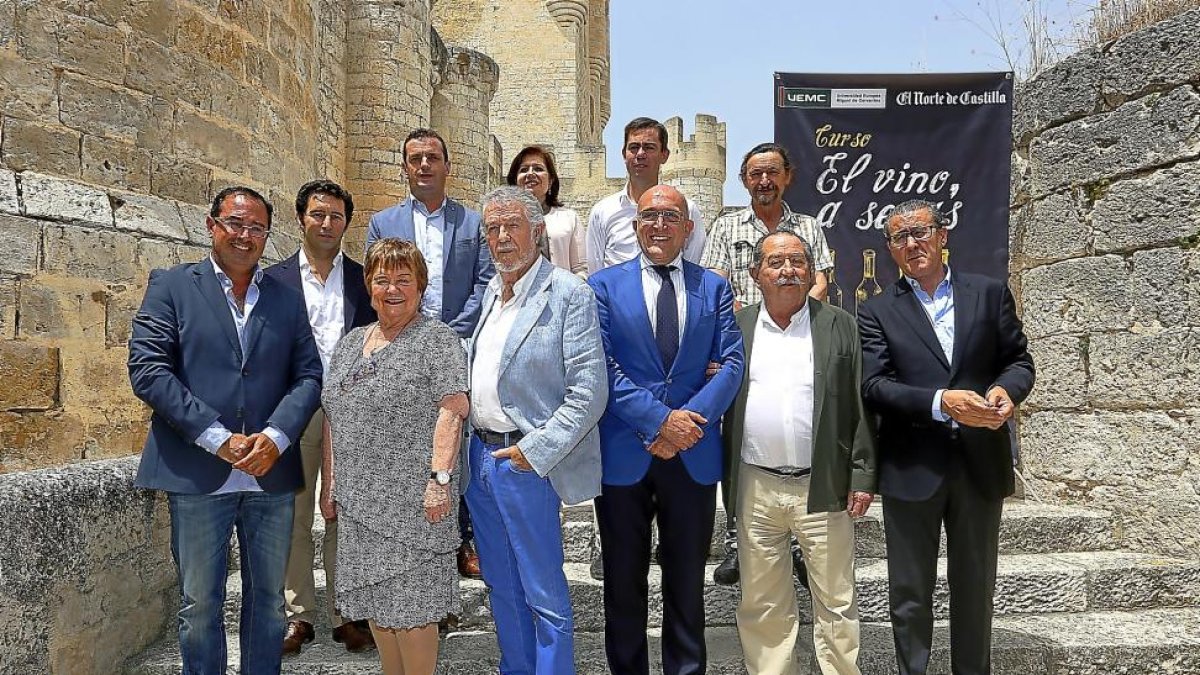 El presidente de la Diputación, Jesús Julio Carnero, en el centro, con el bodeguero Mariano García, el periodista Fernando Lázaro y responsables de las DO.-ICAL