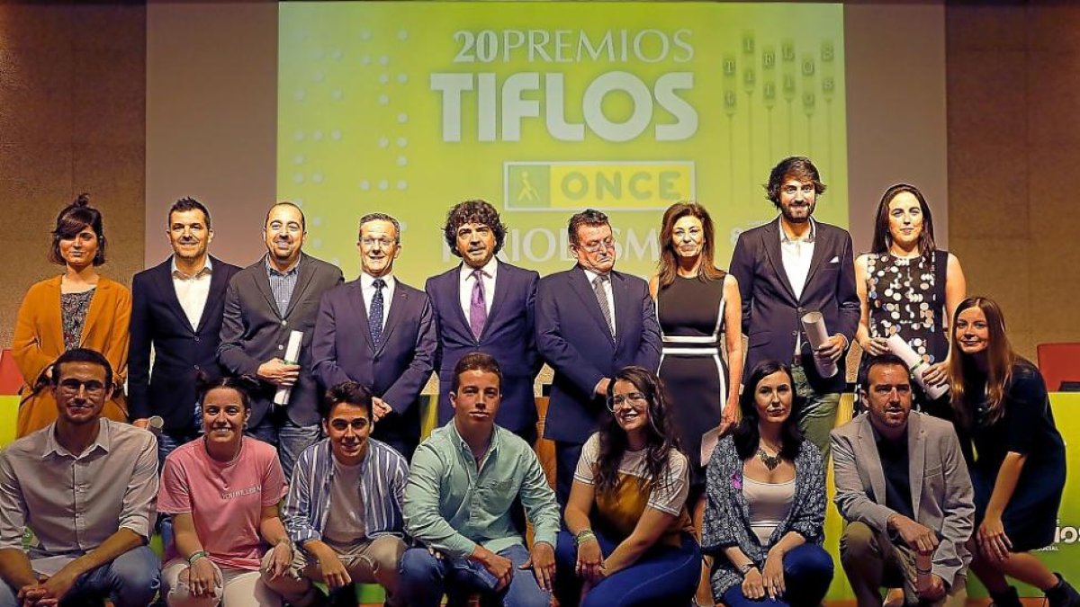 Los galardonados posan en la foto de familia con los representantes de la ONCE, la presentadora y alumnos de Periodismo que intervinieron en el acto.-RAQUEL P. VIECO